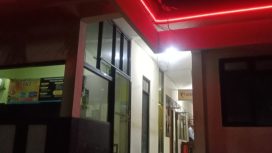 Anggota DPRD Manggarai Barat diperiksa unit Pidum Reskrim Polres Mabar,Rabu(25/02/2026).(Acik)